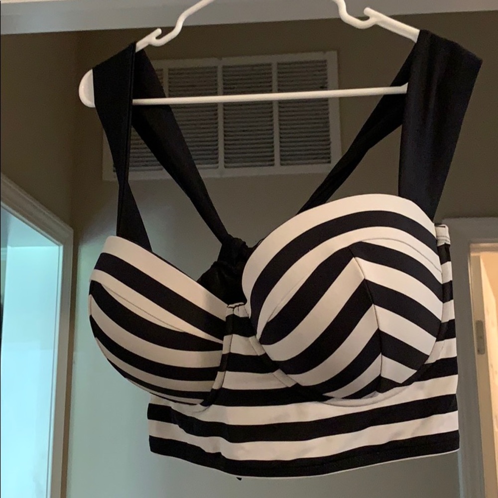 Plus size black/white stripe underwire swim top
